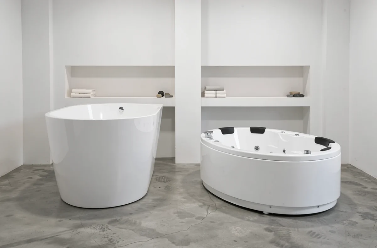 Comparaison côte à côte d'une baignoire profonde japonaise et d'une baignoire à remous dans un showroom de salle de bain
