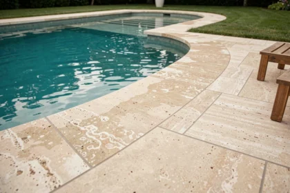 Margelles en pierre calcaire naturelle autour d'une piscine moderne avec terrasse en travertin
